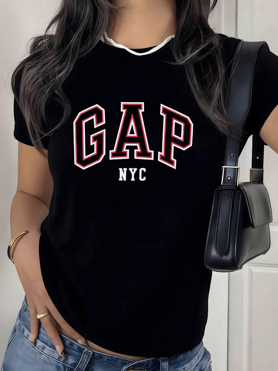 Letra grande con borde rojo que evoca energía urbana y transmite espíritu juvenil moderno con referencia a la ciudad inspirando confianza y dinamismo camiseta de mujer casual cómoda para uso diario elegante y atractiva - Negro - Ver 1