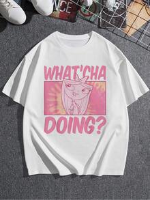 La imagen muestra una figura animada femenina sonriendo de forma divertida junto a la frase What'cha Doing que transmite alegría curiosidad y espíritu juvenil camiseta de mujer  cómoda transpirable ideal para uso diario y estilo casual - Blanco - Ver 3