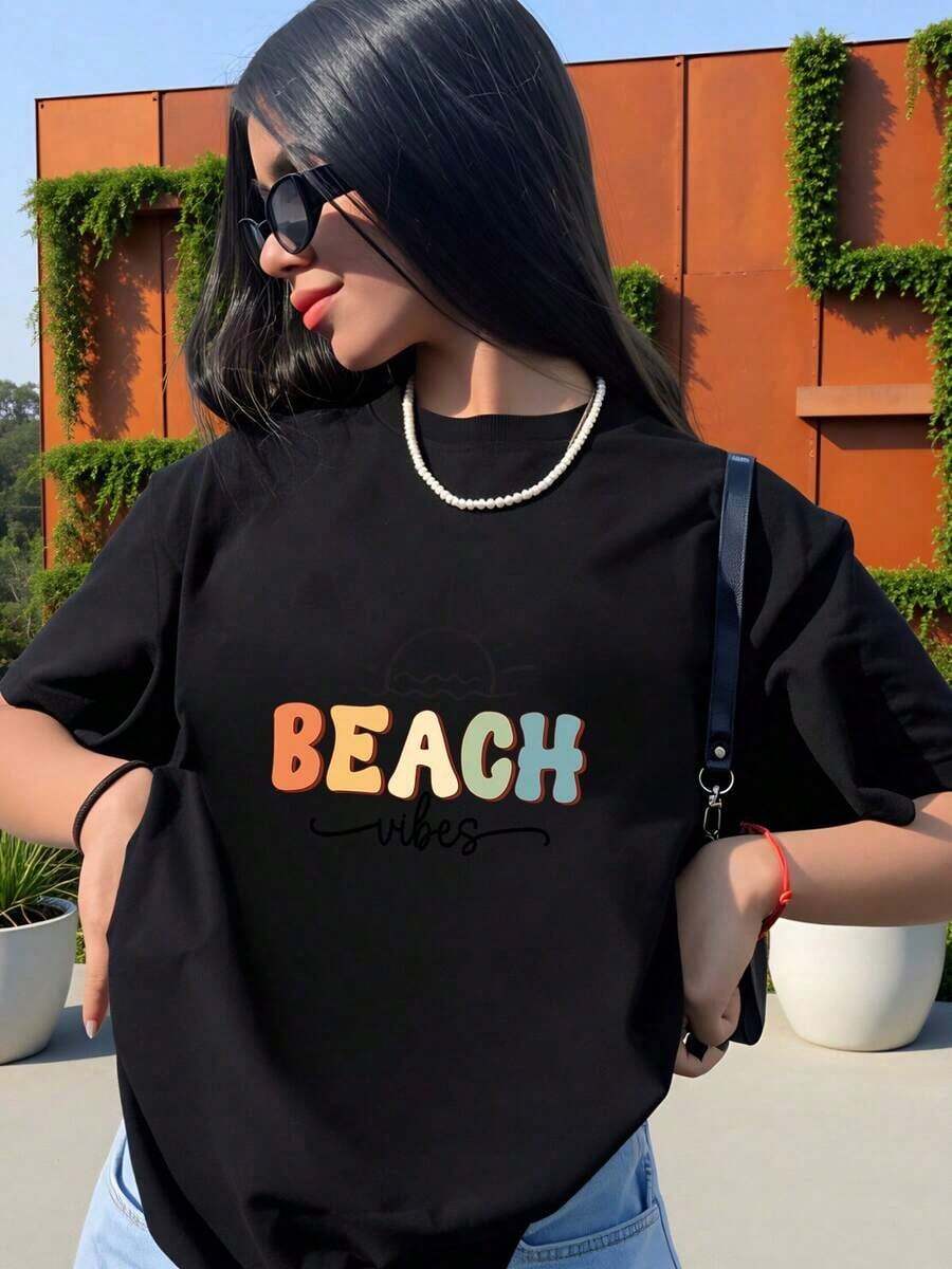 Bonita camiseta blanca con diseño "Beach Vibes", colores pastel y sol ideal para días soleados y estilo casual. - Negro - Ver 1