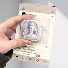 1 tượng Phật bằng gốm trắng, dáng vẻ hiền dịu và biểu cảm, mắt nhắm với nụ cười từ bi, đường nét khuôn mặt và mái tóc được chạm khắc tỉ mỉ. Tông màu trắng chủ đạo tượng trưng cho sự thanh khiết. Thích hợp dùng làm vỏ bảo vệ tai nghe Bluetooth tương thích với 4/3/2/Pro 2/Pro, thời trang và bảo vệ tốt, là món quà lý tưởng cho bạn bè, gia đình, người yêu, nhân dịp kỷ niệm, ngày Valentine, trăng non, lễ Phục sinh. - Trong sáng - Xem 4