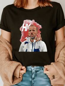 Figure Of A Player Celebrating Energetically Against A Red Background Conveying Passion For Football And The Strength Of The Sportsmanship. Comfortable Casual Women's T-Shirt For Everyday Wear. - 黑色 - 查看 8