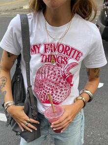 Camiseta Casual de Mujer con Estampado Gráfico Retro de Fresas "My Favorite Things", Estilo Vintage, Oversize, Manga Corta, Cuello Redondo, Estética Y2K, Linda, Estilo Frutal, Moda Urbana, Ligera, Transpirable, Cómoda para Uso Diario, Ideal para Vacaciones de Verano, Escapadas a la Playa, Citas para Café, Brunch, Festivales de Música, Compras al Aire Libre, Salidas de Fin de Semana, Fiestas en la Piscina, Regalo para Amantes de las Fresas y Entusiastas de la Estética Frutal. 28R0 - Blanco - Ver 1