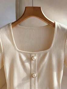 Camiseta de mujer de unicolor simple en color albaricoque, con cuello cuadrado, manga corta, de ajuste ceñido y elástica.Adecuada para uso diario, con decoración de botones, diseño minimalista.Atuendo versátil y elegante, apropiado para la temp - Albaricoque - Ver 3