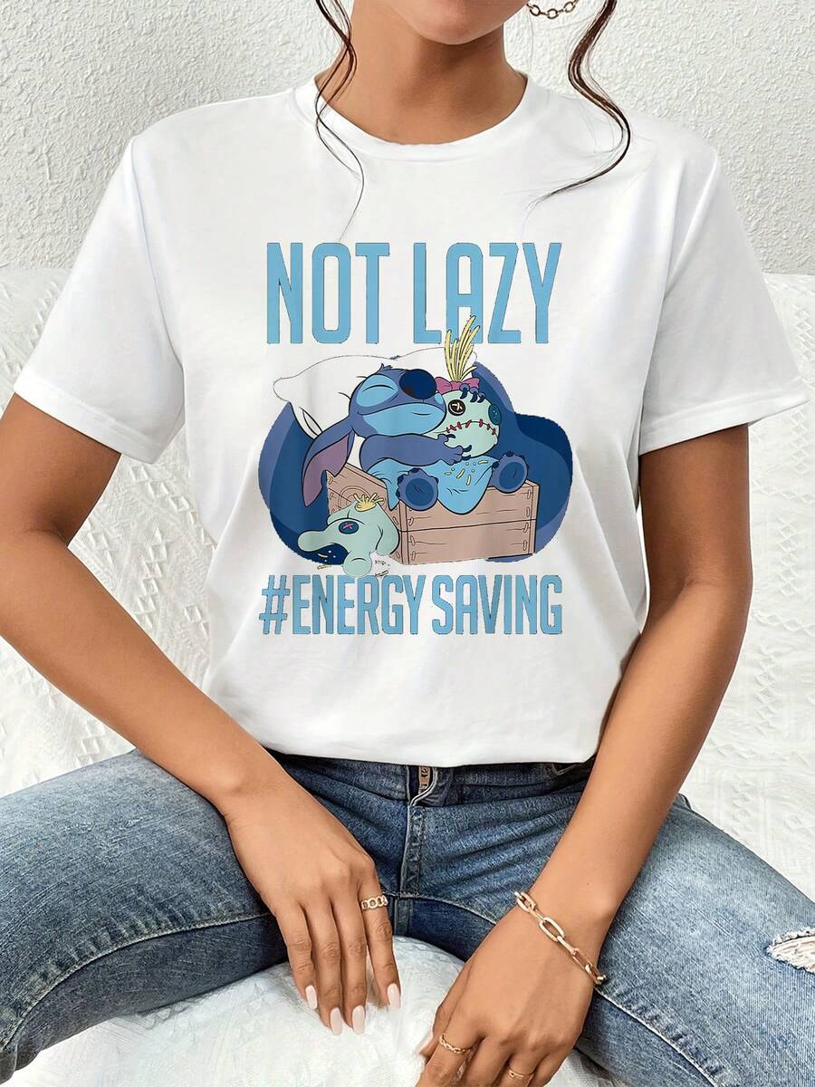 Gráfico divertido que muestra a una criatura azul durmiendo con una almohada y un peluche transmitiendo un mensaje de relajación y ahorro de energía camiseta de mujer cómoda y casual para uso diario - Blanco - Ver 1