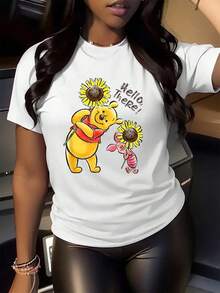 Two Adorable Friends Holding Large Sunflowers Symbolize Joy And Pure Friendship With Warm Colors That Convey Positive Energy And Tenderness. This Comfortable And Soft Women's T-Shirt Is Ideal For Everyday Casual Wear. - 白色 - 查看 2