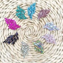1對翼形水鑽水晶鑽貼花，65x4mm - 燙貼或縫製彩虹水晶貼片 - 適用於婚紗、晚禮服、衣物和包包的DIY裝飾 - 翅膀水鑽貼 - 查看 2