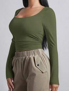 Camiseta crop de cuello cuadrado fruncido lateral - Verde militar - Ver 5
