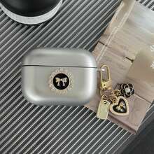Hộp đựng tai nghe Apple thời trang này có thiết kế nơ ngọc trai 3D, các chi tiết nơ hình trái tim và mặt dây chuyền nơ hoa. Sản phẩm được thiết kế cho một bên tai nghe, có khả năng chống sốc, bảo vệ cao, chống bụi và rất thời trang, phù hợp cho thanh thiếu niên và người trẻ tuổi. Có thể sử dụng hàng ngày hoặc làm quà tặng. - Nhiều màu - Xem 6