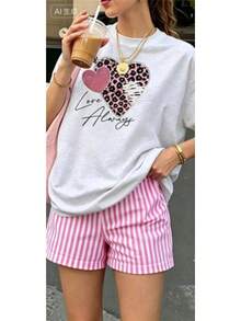 Una camiseta de manga corta para mujer con estilo retro americano, de diseño holgado y estampado (los pantalones son solo sugerencias de estilo). Este artículo sencillo y elegante presenta patrones de texto con temática tropical, siendo un elemento imprescindible para crear un estilo relajado de vacaciones. Es muy adecuado para ocasiones como el Día del Trabajo y el Día de la Independencia de México. La gruesa camiseta multicolor está hecha de 100% algodón con estampados modernos, y es adecuada tanto para hombres como para mujeres. Es un estilo completamente nuevo para primavera/verano/otoño, transpirable y cómodo, sencillo y versátil. - Blanco - Ver 1