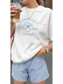 Una camiseta de manga corta para mujer con estilo retro americano, de diseño holgado y estampado (los pantalones son solo sugerencias de estilo). Este artículo sencillo y elegante presenta patrones de texto con temática tropical, siendo un elemento imprescindible para crear un estilo relajado de vacaciones. Es muy adecuado para ocasiones como el Día del Trabajo y el Día de la Independencia de México. La gruesa camiseta multicolor está hecha de 100% algodón con estampados modernos, y es adecuada tanto para hombres como para mujeres. Es un estilo completamente nuevo para primavera/verano/otoño, transpirable y cómodo, sencillo y versátil. - Blanco - Ver 1