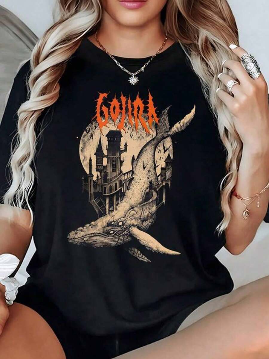 Ballena gigante nadando entre antiguas torres y castillos evocando un mundo marino fantástico camiseta de mujer 100% algodón 220g
