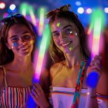 CamelParty A Set Of 135 Glowing Party Supplies, Perfect For Holiday Parties And Celebrations. It Includes 23 Foam Fluorescent Rods, 12 Luminous Glasses And 100 Barrel Shaped Luminous Rods, Suitable For Cheering In Football And Sports Events, Wedding Venues, Concerts And Carnivals. It Can Also Be Used As Decorations For Halloween And Christmas; Automatically Flashing And Glowing In The Dark, With Dazzling Lights And A Direct Atmosphere - 彩色 - 查看 3