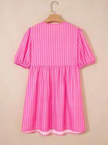 Acelitt Vestido mini ajustado de cintura alta con estampado de rayas rosas, mangas de pétalos y lazo en el cuello - Multicolor - Ver 5