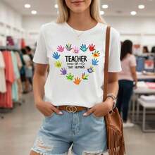 Women's "Teacher Of Little Humans" Graphic Print Cotton T-Shirt, Round Neck, Short Sleeve, Casual Style, Rainbow Handprint Design, Loose Fit, Sizes S-5XL, Ideal For School, Teacher Appreciation, Daily Wear, Soft And Comfortable Cotton Fabric, Educational Themed T-Shirt, Suitable For Spring, Summer And Autumn. - 白色 - 查看 1
