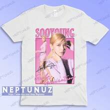 Girls' Era T-Shirt, Retro K-Pop Fashion, Vintage Style Printed T-Shirt. Casual T-Shirts For Women: A Collection That Includes Casual Tees, Tops, And T-Shirts Ideal For Everyday Wear. Made With Lightweight And Breathable Fabrics, These Garments Feature A Vintage-Inspired Aesthetic, Making Them A Great Choice For Both College Life And Everyday Outfits. The Designs Are Charming And Pretty, With A Comfortable And Flattering Cut. Thanks To Their Classic Style, Soft-To-The-Touch Fabrics, And Pleasant Feel Against The Skin, These Garments Have A Distinctive Mexican-Inspired Flair. - 白色 - 查看 7