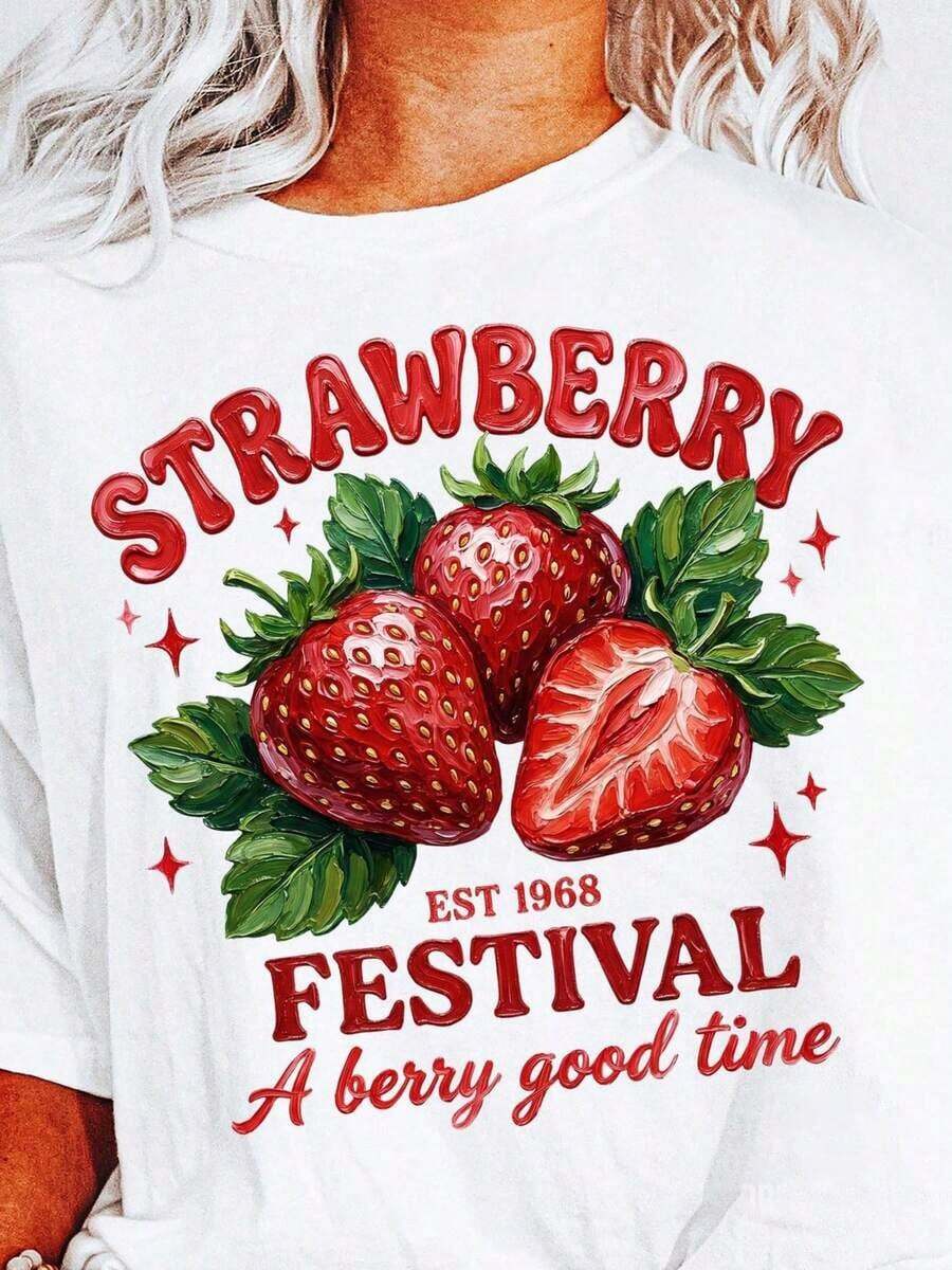 Casual White T-Shirt With A Vibrant Strawberry Print. The Design Features Three Red Strawberries, Green Leaves, And The Red Text "STRAWBERRY FESTIVAL" And The Lettering Pattern "EST". This Plus-Size, Short-Sleeved T-Shirt Has A Regular Crew Neck And Is Made Of Pure Cotton, Making It Comfortable, Breathable, And Gentle On The Skin. - 白色 - 查看 1