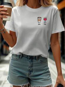 Soft 100% Cotton T-Shirt. 100% Pure Cotton Summer T-Shirt, New Style, Printed, With Sleeves. Women's AM Coffee PM Wine Graphic Print T-Shirt, Spring/Summer, Short Sleeve, Crew Neck, Casual, For Everyday Wear, Going Out, Holiday Gift. Machine Washable. A Gift For Family, Siblings, Friends, Parents, Or Teachers. Breathable Cotton T-Shirt, Goes With Everything. - 白色 - 查看 6