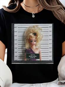 Una camiseta de manga corta para mujer, moderna y de estilo retro, perfecta para actividades al aire libre durante la primavera y el verano.Esta <<Baby Tee» con el diseño <<Retro Mugshot» presenta un estampado de humor negro de inspiración *vintage*, lo que la convierte en una prenda ideal para lucir de manera informal a lo largo de las estaciones de primavera, verano y otoño.Es apta para lavar a máquina y constituye tanto un regalo único con temática de muñecas para ella, como una elección con estilo para completar atuendos de fiesta.blusas para mujer,blusas casuales para dama,tops,, mujer premium,y2k,playeras de mujer curvy,ofertas y liquidaciones ropa mujer,playeras deportivas para mujer,,playeras de hombre, mujer,blusas>elegante FSYX - Negro - Ver 1