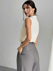 Blusa de cuello en V elegante y chic para oficina con diseño simple y detalles femeninos, blusas sin mangas - Beis - Ver 5