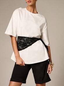 Blusa casual de uso diario con cuello redondo, mangas cortas, detalles de encaje y un cinturón decorativo blanco - Blanco y Negro - Ver 6