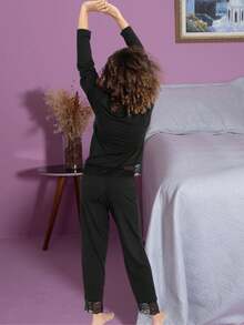 Women's Long Pajamas With Lace: Elegance And Comfort - 黑色 - 查看 3