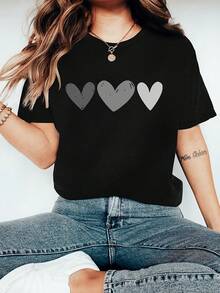 Esta versátil camiseta de manga corta y cuello redondo presenta un patrón de corazones en tonos de gris degradado, perfecta para ir al trabajo, salir, y adecuada para la vida universitaria, viajes, actividades casuales al aire libre y vacaciones. Camiseta unisex de algodón, estilo vintage urbano, corte holgado. - Negro - Ver 7