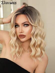 7JHH WIGS Peluca ondulada de longitud media con efecto ombré rubio de 18 pulgadas (45 cm) de longitud hasta los hombros con flequillo lateral, raíces oscuras, fibra sintética resistente al calor para uso diario y de fiesta para mujeres y niñas - Dorado - Ver 5