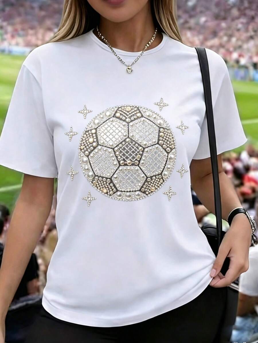 Camiseta de mujer de manga corta, estampado 2D de balón de fútbol con pedrería completa, diseño combinado de perlas y cristales brillantes en plateado, cuello redondo casual - Blanco - Ver 1