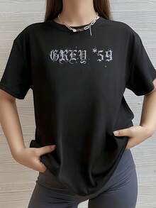 Texto con letras artísticas que evocan un aire urbano y moderno numerado 59 simbolizando energía y autenticidad camiseta de mujer casual cómoda para diario - Negro - Ver 1