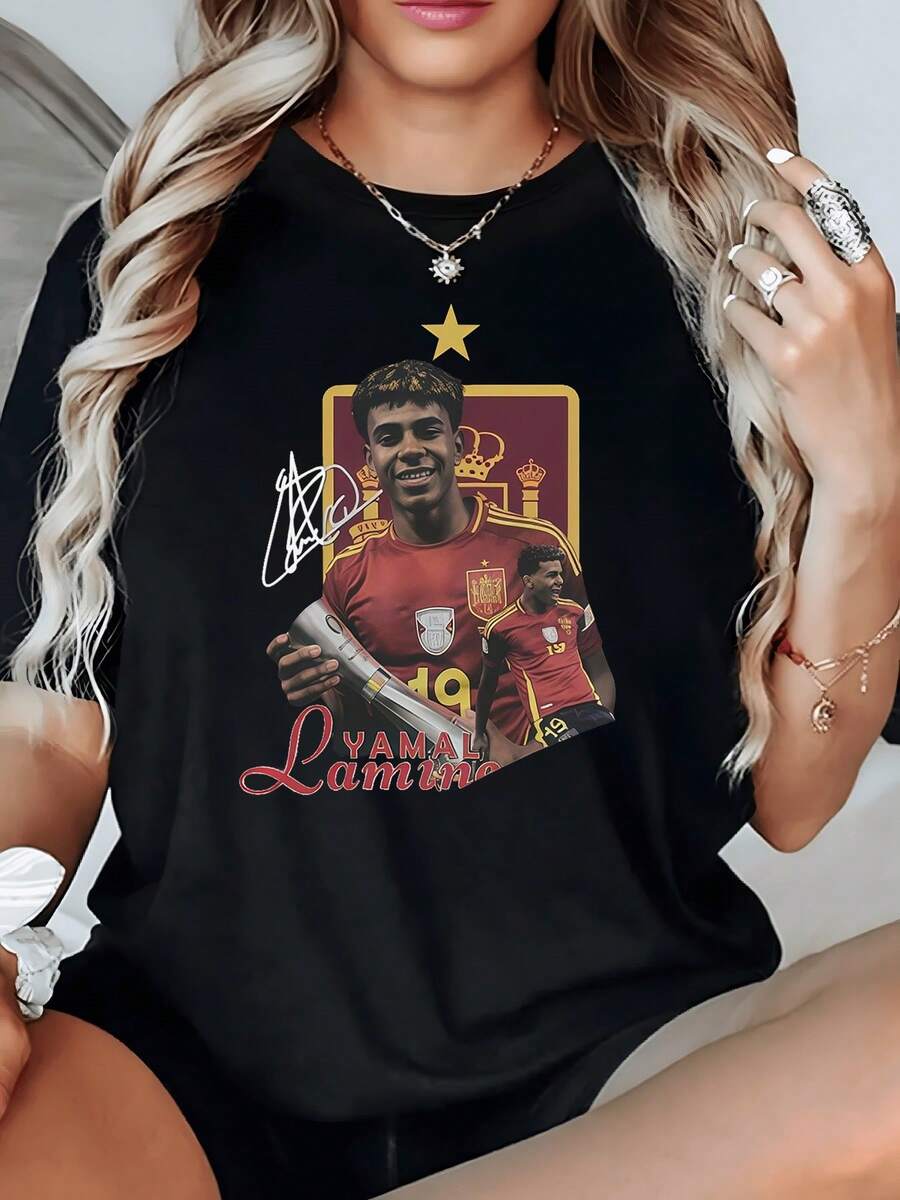 Gold Star Above Portrait Of Player In Red Uniform And Royal Trophies Symbolizing Competitive Spirit And Passion For Football. Comfortable Modern Casual Women's T-Shirt For Summer - 黑色 - 查看 1