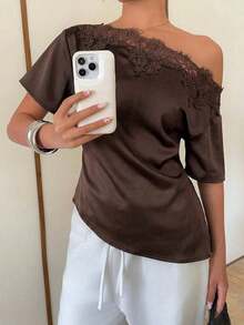 Elegante blusa de satén negro con escote asimétrico en el hombro y ribete de encaje.Esta camiseta de manga corta y bajo asimétrico presenta una silueta estilizadora y favorecedora, convirtiéndola en una opción elegante y versátil tanto para el - Marrón - Ver 7