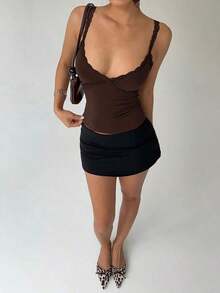 Camiseta ajustada de mujer con cuello en pico profundo, encaje burdeos y parches - Café integral - Ver 1