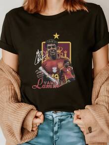 Figure Of A Player In A Red And Gold Uniform Holding A Ball Against A Background Of Gold Stars And Crowns, A Symbol Of Sports Pride. Women's Casual, Modern, Comfortable T-Shirt For Everyday Wear. - 黑色 - 查看 8