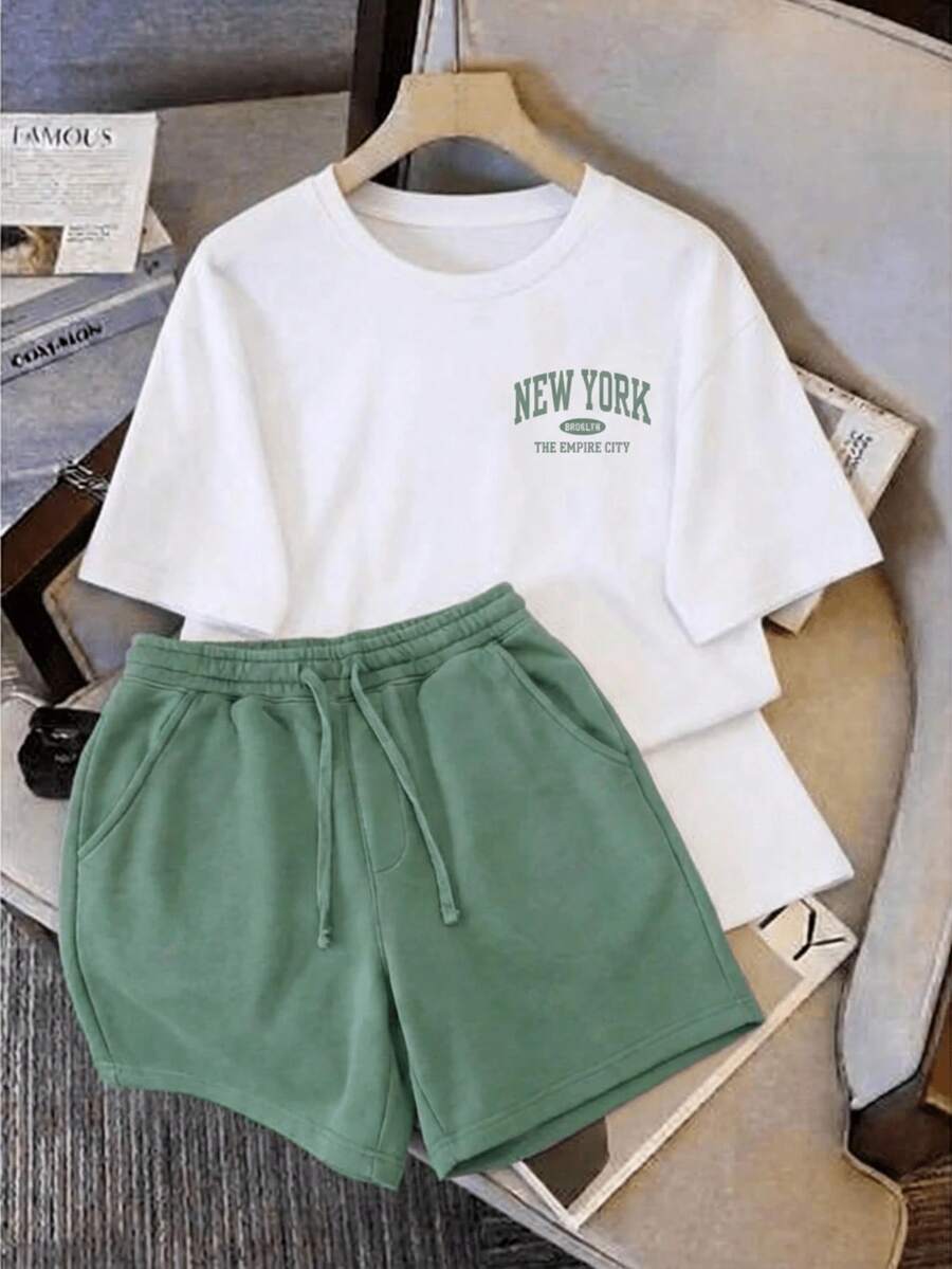 Una camiseta de manga corta para mujer con estilo retro americano, de diseño holgado y estampado (los pantalones son solo sugerencias de estilo). Este artículo sencillo y elegante presenta patrones de texto con temática tropical, siendo un elemento imprescindible para crear un estilo relajado de vacaciones. Es muy adecuado para ocasiones como el Día del Trabajo y el Día de la Independencia de México. La gruesa camiseta multicolor está hecha de 100% algodón con estampados modernos, y es adecuada tanto para hombres como para mujeres. Es un estilo completamente nuevo para primavera/verano/otoño, transpirable y cómodo, sencillo y versátil. - Blanco - Ver 1