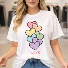 Camiseta de algodón para mujer de talla grande, top de manga corta con estampado de corazones coloridos y la inscripción "Love", corte holgado informal, tela suave y cómoda, ropa básica para uso diario, moda de talla grande, camiseta gráfica para mujer. Adecuada para primavera, verano y otoño. - Blanco - Ver 7