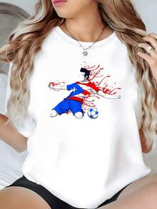 Jugador de fútbol en movimiento mostrando fuerza y pasión con colores rojo azul y blanco que expresan energía y amor por el deporte camiseta de mujer casual moderna y cómoda - Blanco - Ver 8