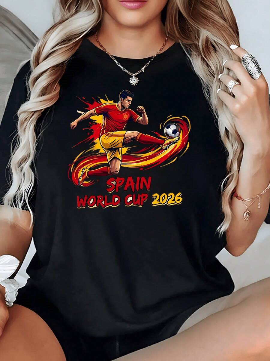 Jugador con uniforme rojo y amarillo pateando un balón rodeado de trazos de fuego que simbolizan pasión fuerza y orgullo deportivo de Espa?a hacia el torneo mundial 2026 camiseta de mujer moderna cómoda para fanáticas del fútbol - Negro - Ver 1