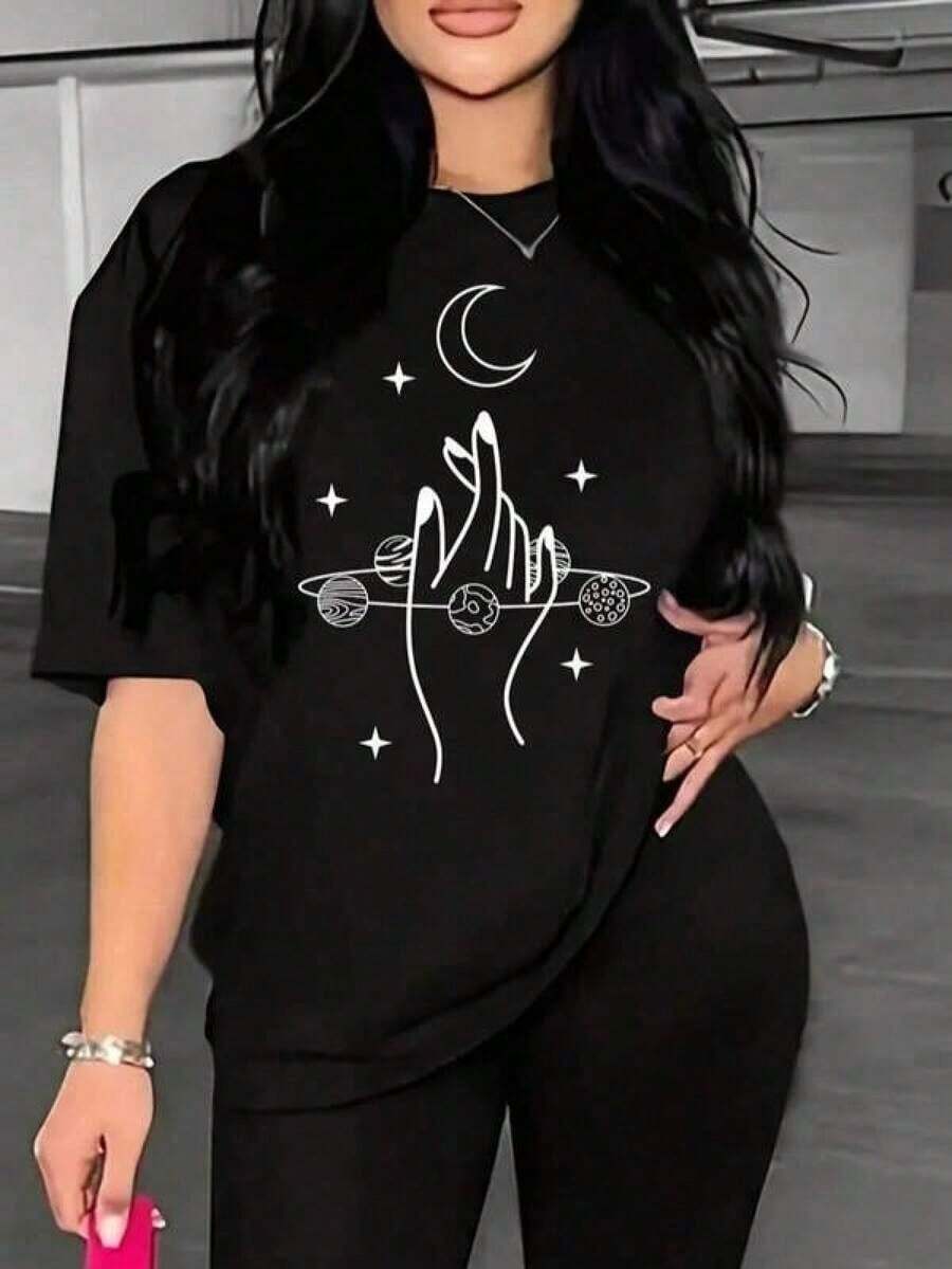 Korean Unisex T-Shirt, Casual Blouse For Women With A Round Neck, Short Sleeves, And A Hand-Printed Moon And Planets Design. Lightweight And Breathable Fabric, Cute Style, Perfect For Summer Wear, Fashionable And Cool, Suitable For School And Everyday Wear. Graphic Print T-Shirt - 黑色 - 查看 1