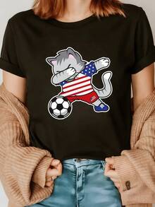 Funny Cat Making The Dab Gesture While Playing Soccer Wearing A Shirt Inspired By The American Flag That Conveys Energy And Humor. Comfortable Casual Women's T-Shirt For Everyday Wear - 黑色 - 查看 1