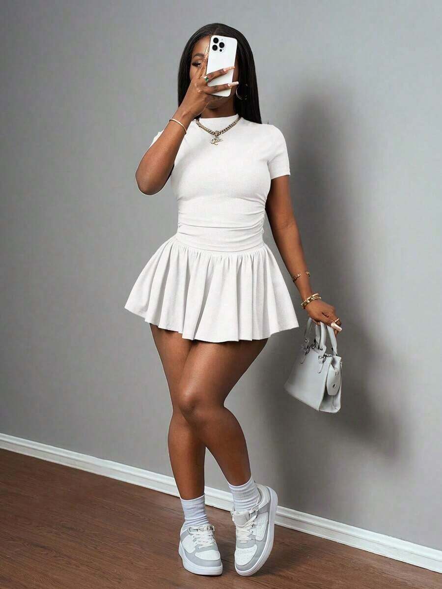 Nuevo conjunto casual de 2 piezas de estilo primavera y verano: Camiseta básica de cuello redondo, manga corta y con pliegues a ambos lados + Falda-paraguas con vuelo, corta por ambos lados, de largo medio, en tejido de punto acanalado gris claro - Blanco 2 - Ver 1