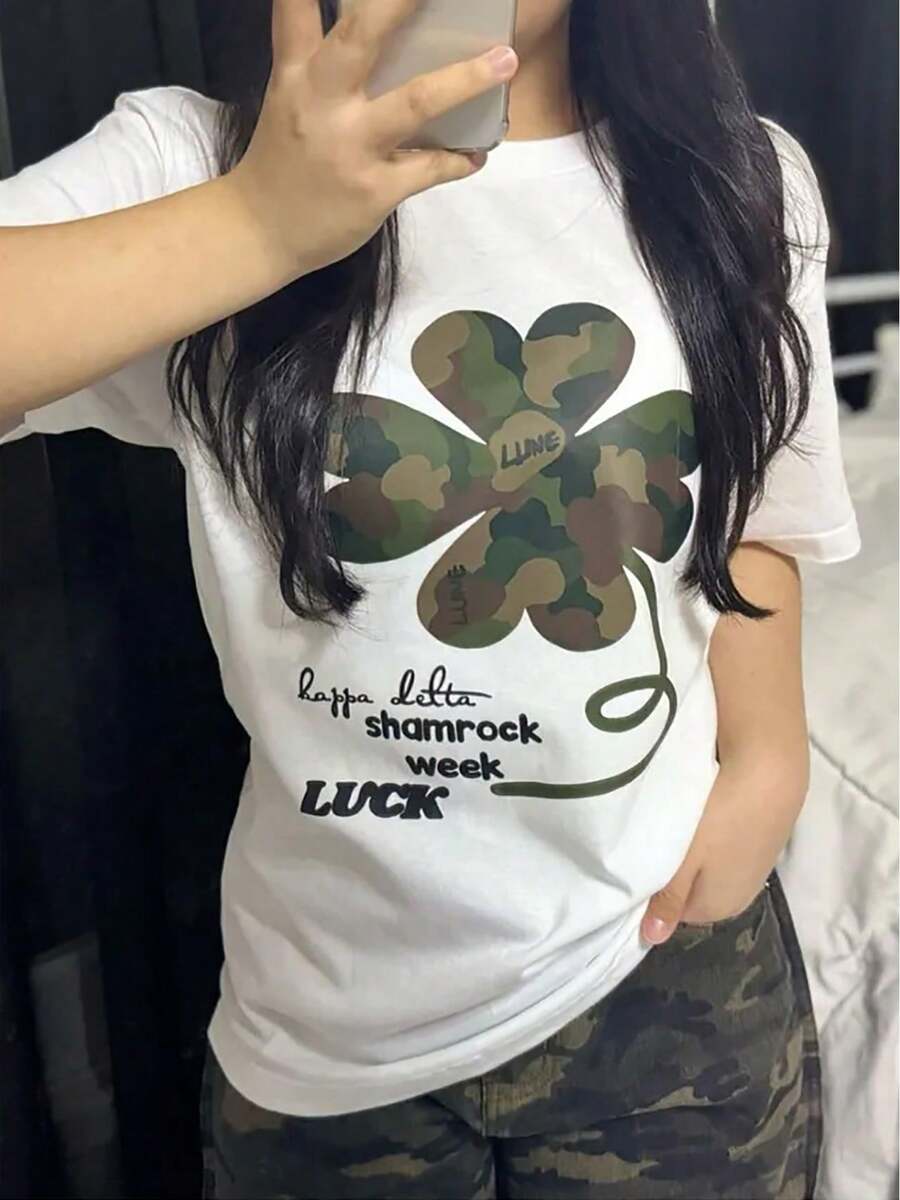 Camiseta de manga corta para mujer Y2K con estampado de trébol de ocho hojas y letras, top blanco de verano, nuevo diseño holgado y versátil con cuello redondo, moda de verano - Blanco - Ver 1