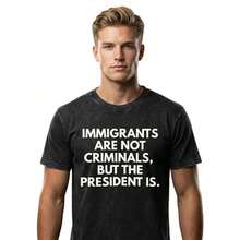 Camiseta de algodón de manga corta con cuello redondo para hombre, ligera y ajustada, con estampado gráfico, ropa casual clásica para todas las estaciones, suave y versátil para uso diario, con la impresión llamativa "Los inmigrantes no son delincuentes, W7Q6 - blanco - Ver 8