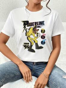 Gráfico colorido que muestra un músico animado con traje amarillo, letras retro Powerline Tour 95 y símbolos vibrantes que evocan energía positiva y diversión juvenil camiseta de mujer  casual cómoda ideal para uso diario - Blanco - Ver 6