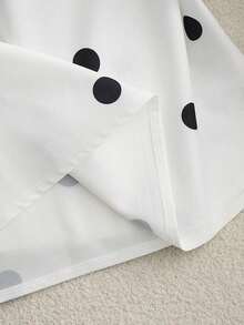 Blusa blanca casual y versátil con mangas acampanadas y volantes, Camisa de cuello en V, Camisa de lunares, Blusa estampada de lunares, Camisa de manga corta, Camiseta estampada, Ropa de verano para vacaciones - Blanco y Negro - Ver 4