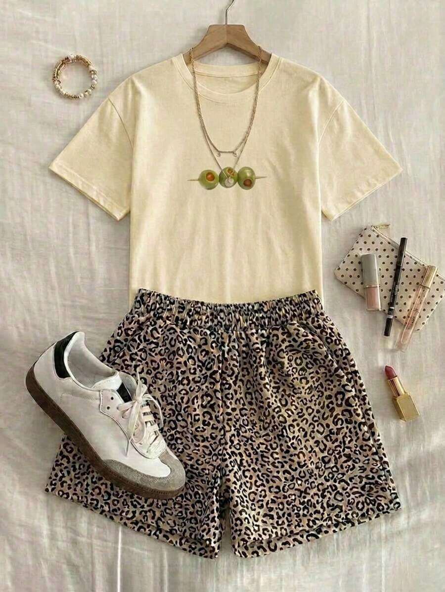 Una camiseta de manga corta para mujer con estilo retro americano, de diseño holgado y estampado (los pantalones son solo sugerencias de estilo). Este artículo sencillo y elegante presenta patrones de texto con temática tropical, siendo un elemento imprescindible para crear un estilo relajado de vacaciones. Es muy adecuado para ocasiones como el Día del Trabajo y el Día de la Independencia de México. La gruesa camiseta multicolor está hecha de 100% algodón con estampados modernos, y es adecuada tanto para hombres como para mujeres. Es un estilo completamente nuevo para primavera/verano/otoño, transpirable y cómodo, sencillo y versátil. - Beis - Ver 1