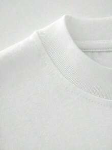 Camiseta de algodón blanca de manga corta con cuello redondo para mujer, estampada con dos leones dorados que protegen el emblema de una marca de cerveza que ha simbolizado la fuerza y el orgullo mexicano desde 1925. Hecho de puro algodón, versátil y atemporal. - Blanco - Ver 6