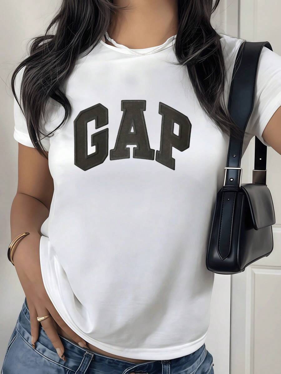 Letras grandes en el pecho que representan fuerza confianza y modernidad en estilo urbano sobre fondo claro camiseta de mujer con aspecto casual y cómodo ideal para uso diario - Blanco - Ver 1
