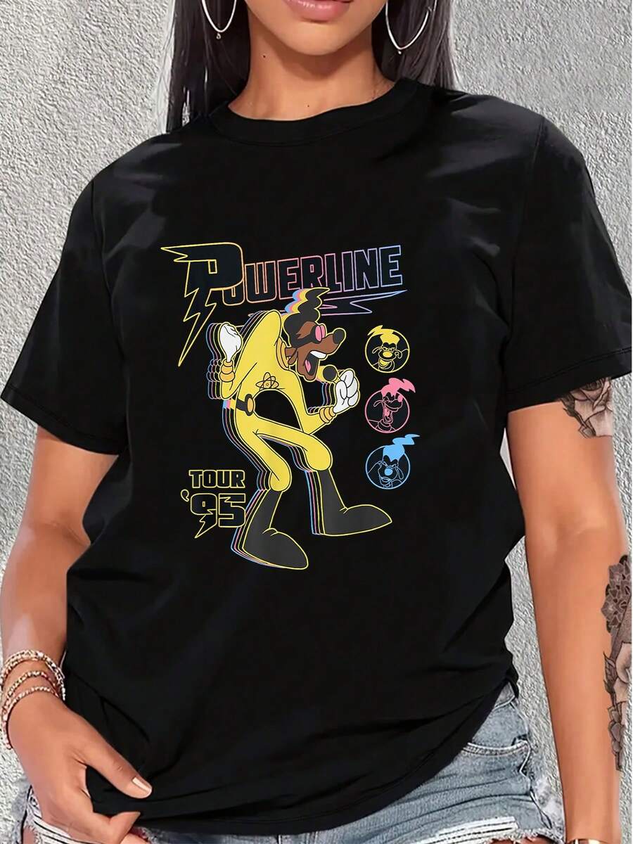 Gráfico colorido que muestra un músico animado con traje amarillo, letras retro Powerline Tour 95 y símbolos vibrantes que evocan energía positiva y diversión juvenil camiseta de mujer casual cómoda ideal para uso diario - Negro - Ver 1