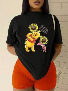 Two Adorable Friends Holding Large Sunflowers Symbolize Joy And Pure Friendship With Warm Colors That Convey Positive Energy And Tenderness. This Comfortable And Soft Women's T-Shirt Is Ideal For Everyday Casual Wear. - 黑色 - 查看 2