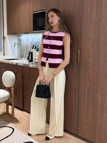 Top ajustado de punto con abertura y botón metálico asimétrico en el bajo, cuello redondo, de estilo francés minimalista y de moda, a rayas en blanco y negro, versátil, de tejido liso, para uso diario, viajes y vacaciones, apto para primavera/ver - Rosa Roja - Ver 5